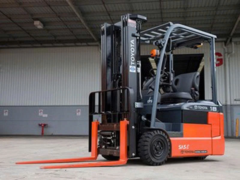 XE NÂNG ĐIỆN TOYOTA 1.8 TẤN 3 BÁNH NGỒI LÁI