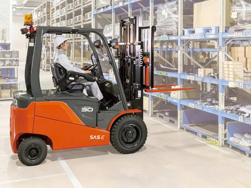 XE NÂNG ĐIỆN TOYOTA 3 TẤN 4 BÁNH NGỒI LÁI