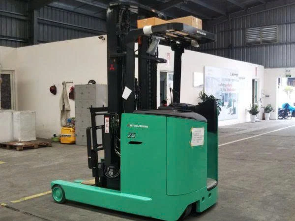 XE NÂNG ĐIỆN ĐỨNG LÁI 2.5 TẤN CŨ