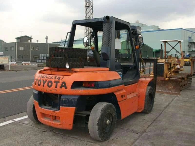 XE NÂNG DẦU DIESEL 5 TẤN CŨ