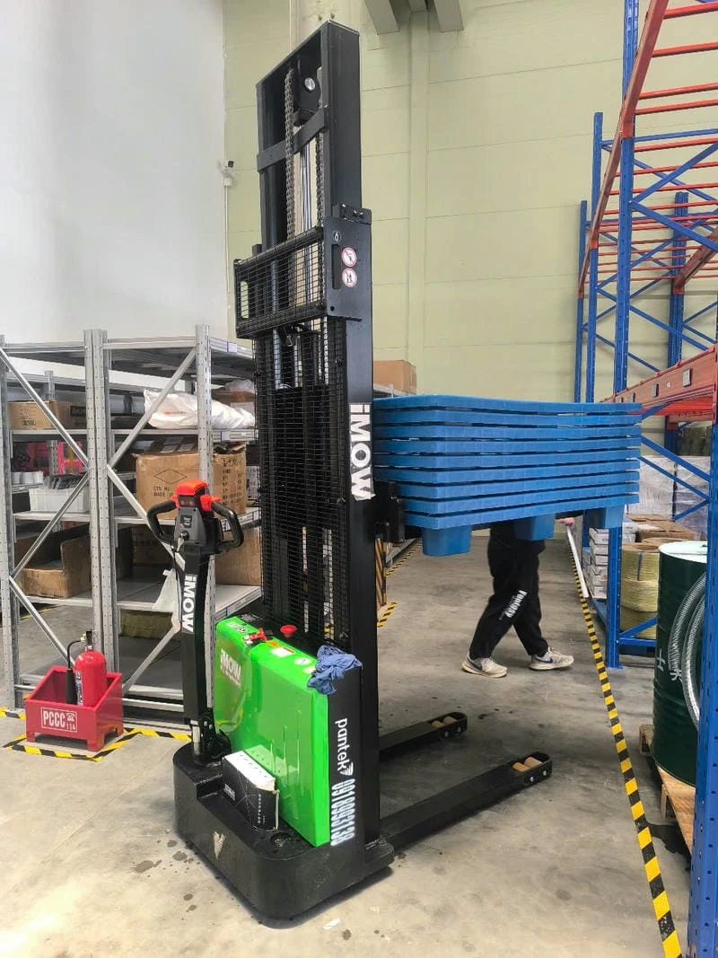 Xe nâng điện đứng lái